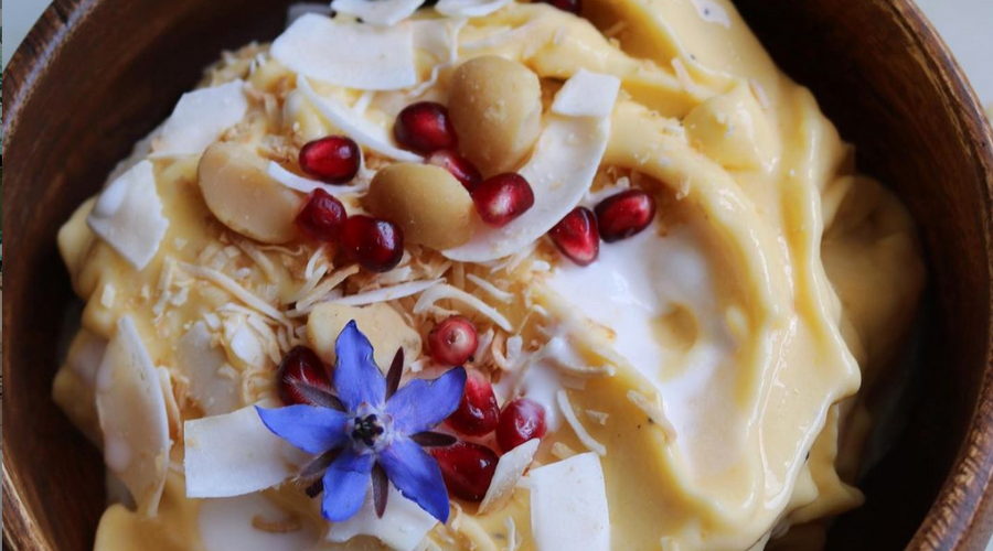 Prebiotic Fiber Mango, Coconut and Macadamia Smoothie Bowl