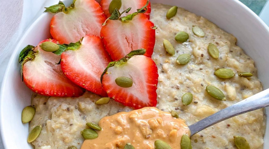 Strawberry Pumpkin Seed Prebiotic-Fiber Oatmeal Bowl!